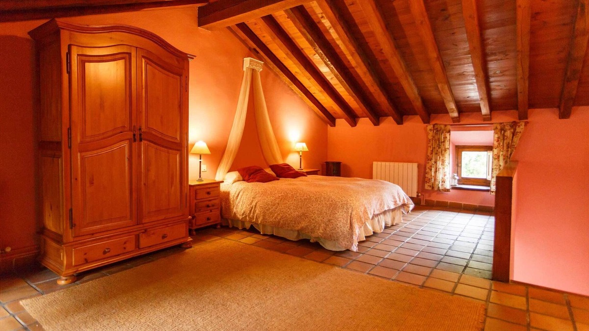 Pradena del Rincon House | In the middle of the Biosphere Reserve you will find the Cas Roble located in the heart of the town