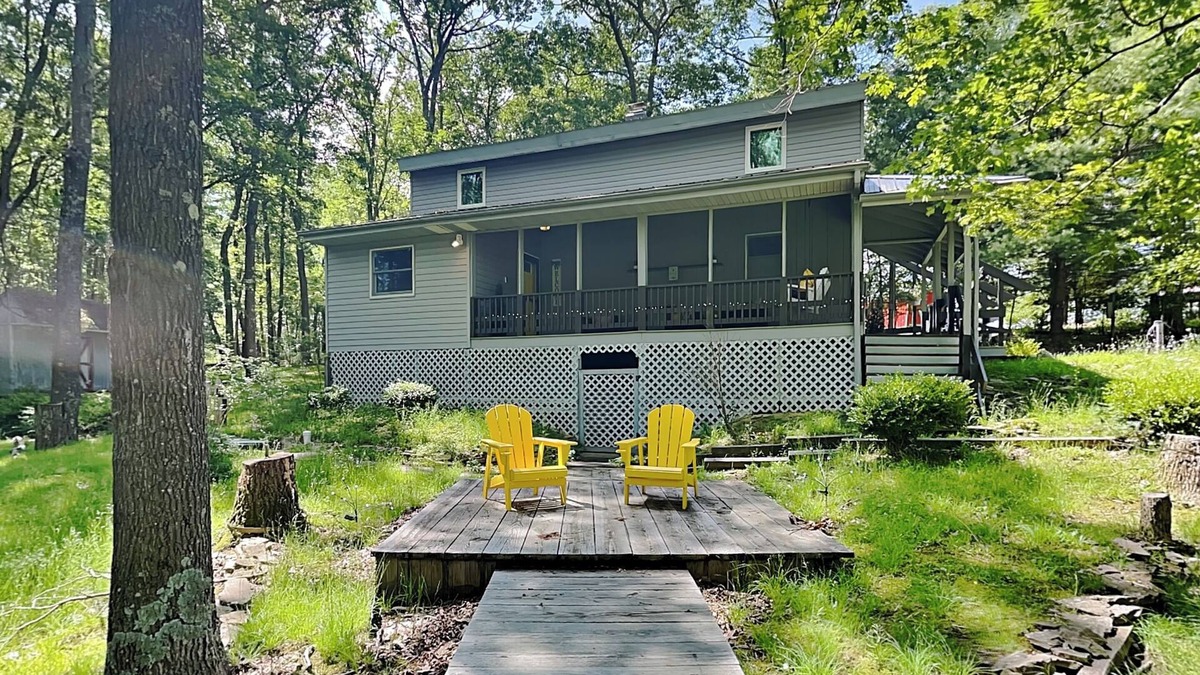 Oakland House | In The Middle | Pet-Friendly, Serene, Upgrades