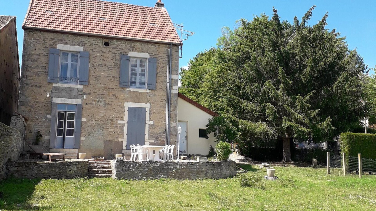 Nolay House | IN THE PEACEFUL HEART OF THE VINEYARD