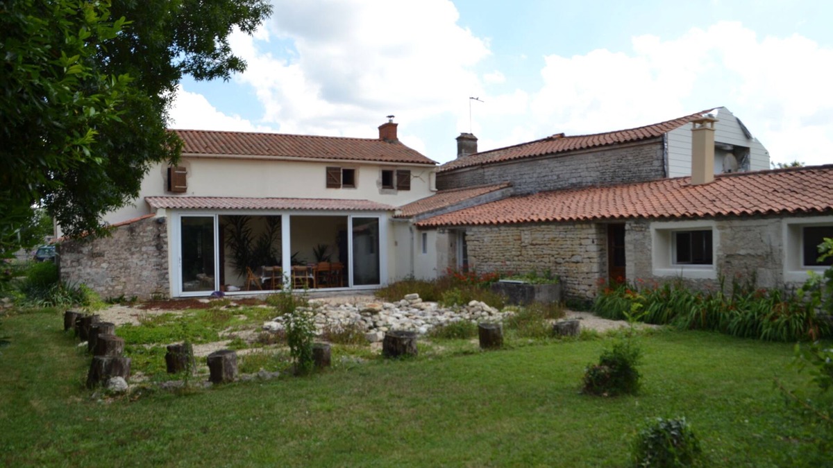 Moreilles Cottage | In the peaceful Marais Poitevin Nature Park, near La Rochelle and the beaches