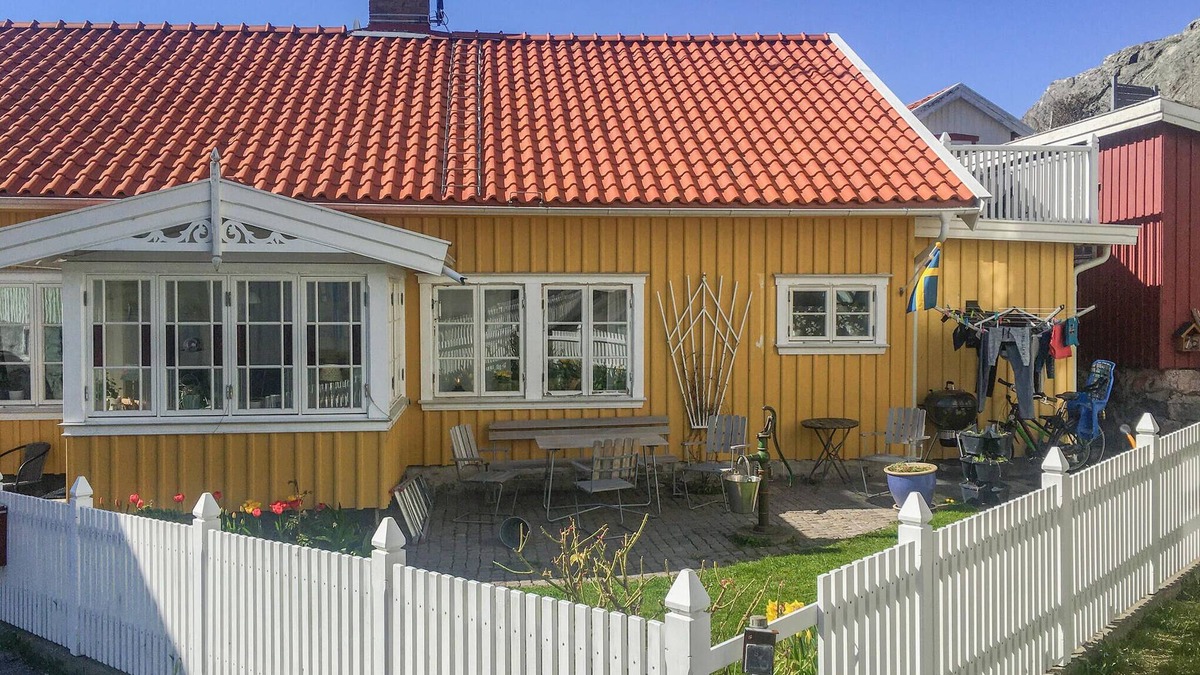 Skaerhamn House | In the picturesque coastal village of Skärhmn, one of the oldest houses in the village welcomes you