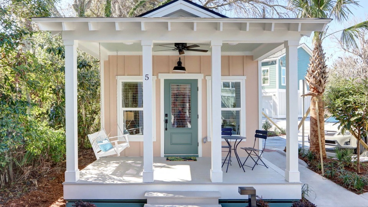 Thunderbolt Cottage | In The Pink - Sassy Cottage 5 min to SAV - 15 min to Beach by Lucky Savannah