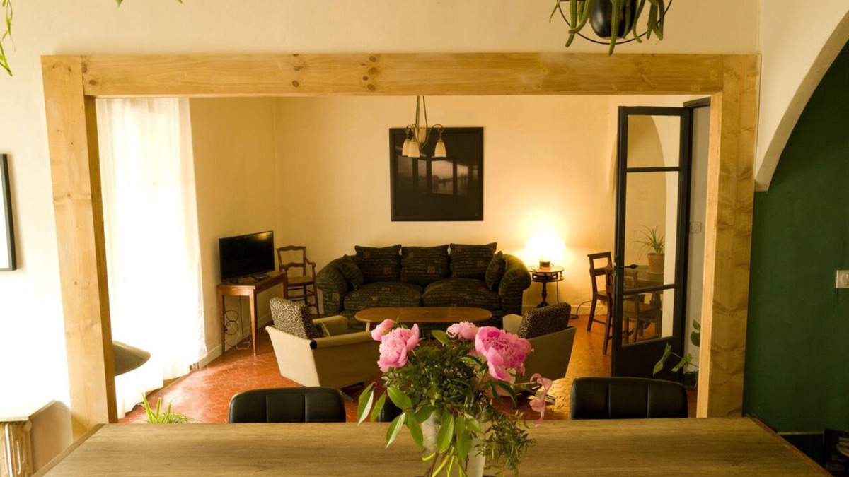 Besse-sur-Issole Apartment | In the village
