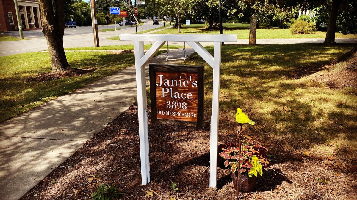 Powhatan House | In the Village Of Powhatan- walking distance to owners restaurant