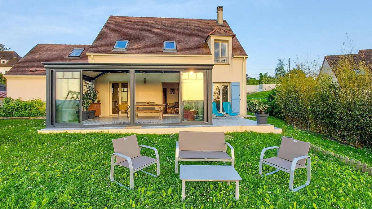 Saint-Martin-la-Garenne House | In this welcoming and spacious house you can spend a wonderful vacation close to nature.
