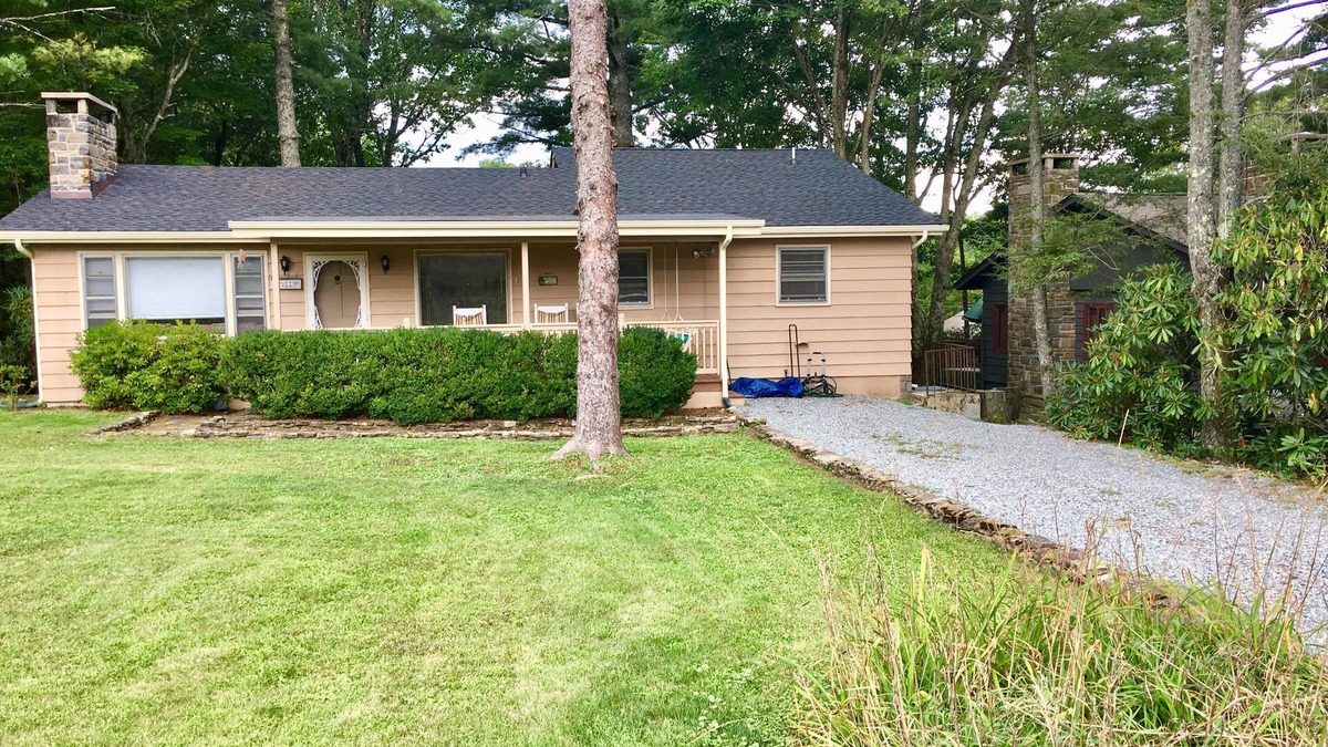 Blowing Rock Cottage | In Town Blowing Rock - Country Club Neighborhood - Charming Rustic Mtn Cottage!