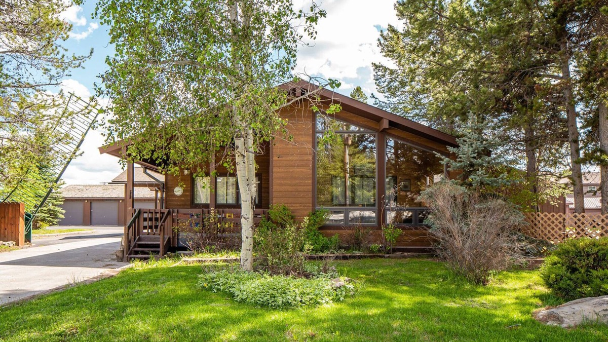 West Yellowstone Cabin | In Town! Gate Entrance- Legacy West