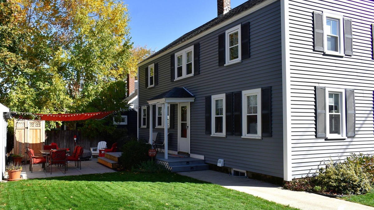 Kennebunk House | In-Town Kennebunk - walk to mult cafes/restaurants/shops! Beaches 6 mins away!
