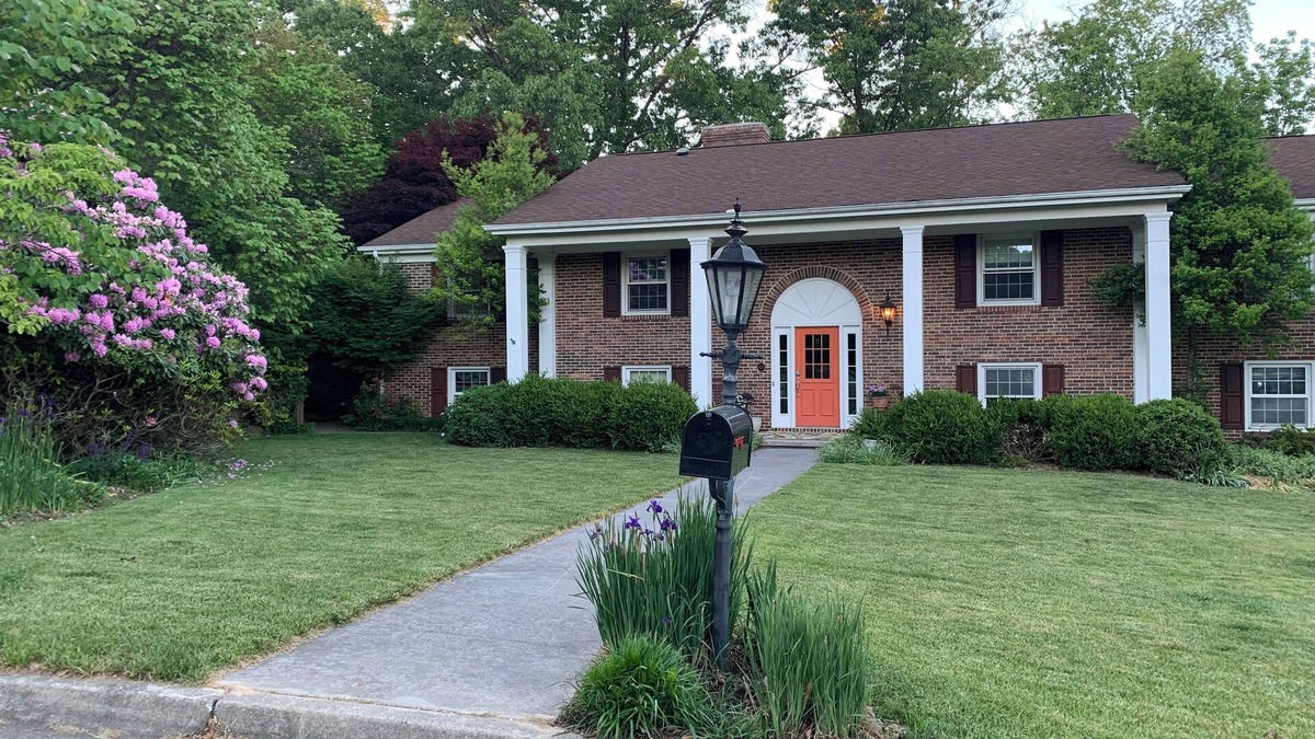Grissom - Highland House | In-Town Mountaintop Luxury Home- Close to VT, Downtown & Shopping. Pet Friendly