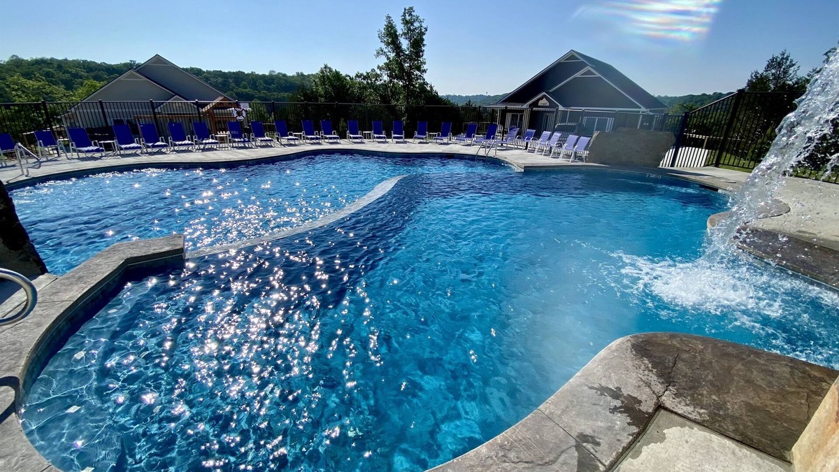 Branson House | IN📍Town 🏊‍♀️POOL/WaterFall💦HOTTUB ⛳GolfPutt⚡EV🔥FIREPIT🎱POOLTABLE🎡FUN❤️LUV
