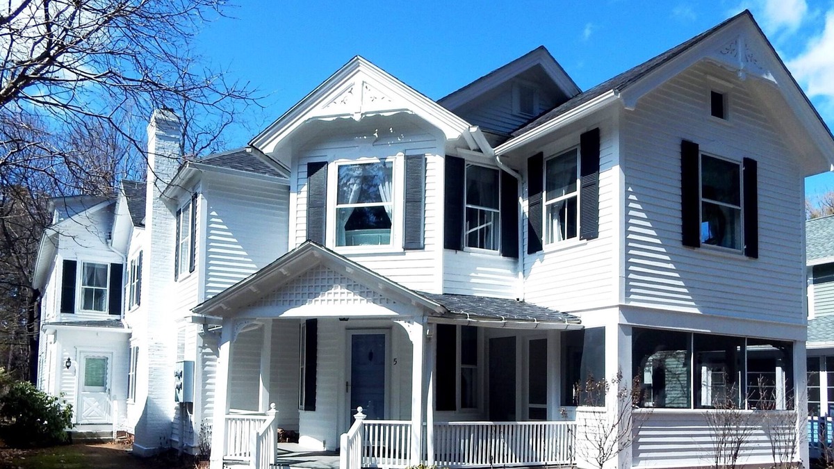 Stockbridge House | In-Town Victorian 5 Bd Front House &/or 6 Bd Back House w/Beach Rights, Skiing
