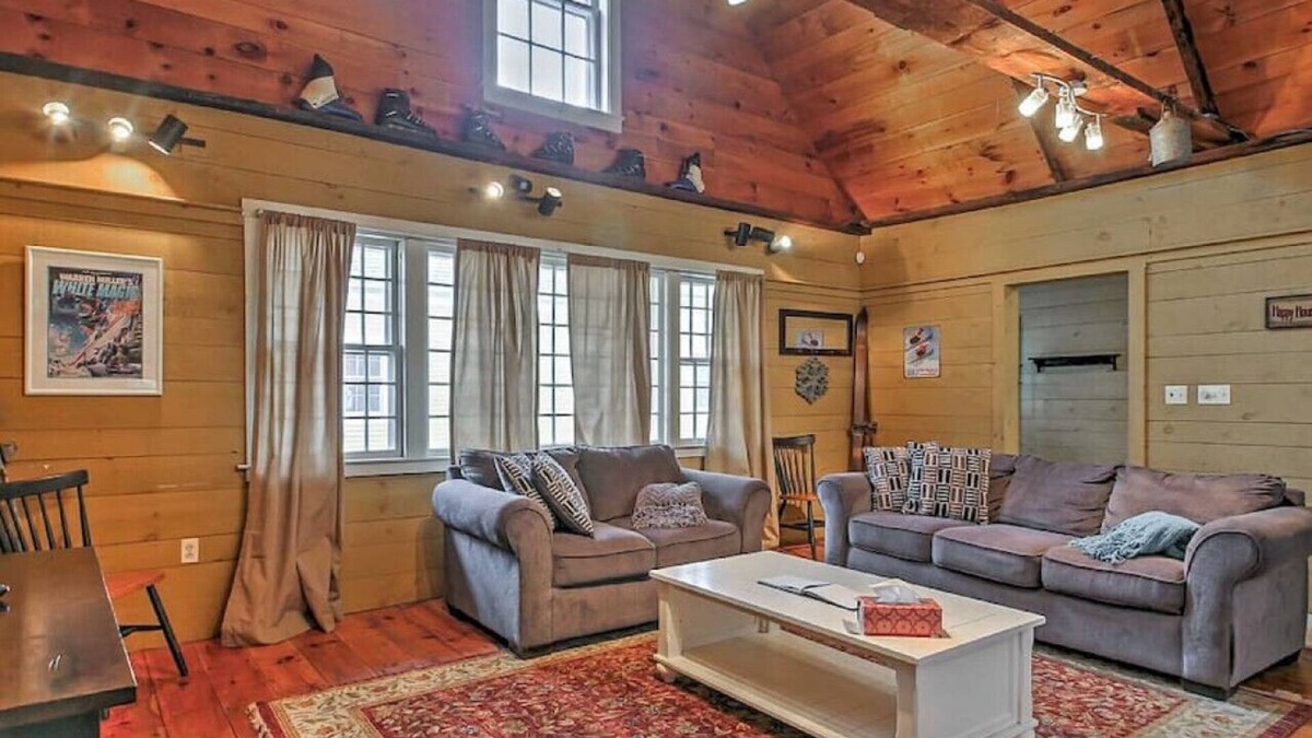 North Conway House | In Village/Best Location/Hot Tub/Yard/3 Fireplaces/walk to river
