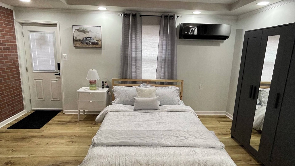 Norfolk - Virginia Beach Apartment | In Virginia Beach near restaurants, the city of Virginia and the beaches.