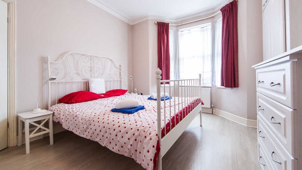 Canning Town Apartment | In ZONE 2/3 charming 2 bedroom garden apartment in the East End of London