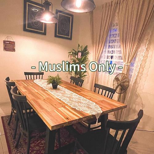 Durian Sebatang House | Inang Homestay