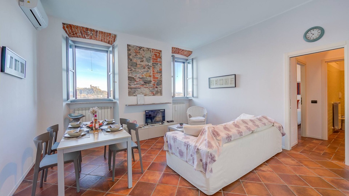 Arona Apartment | Incanto Sul Lago Pied Dans L' Eau, Arona, Italy