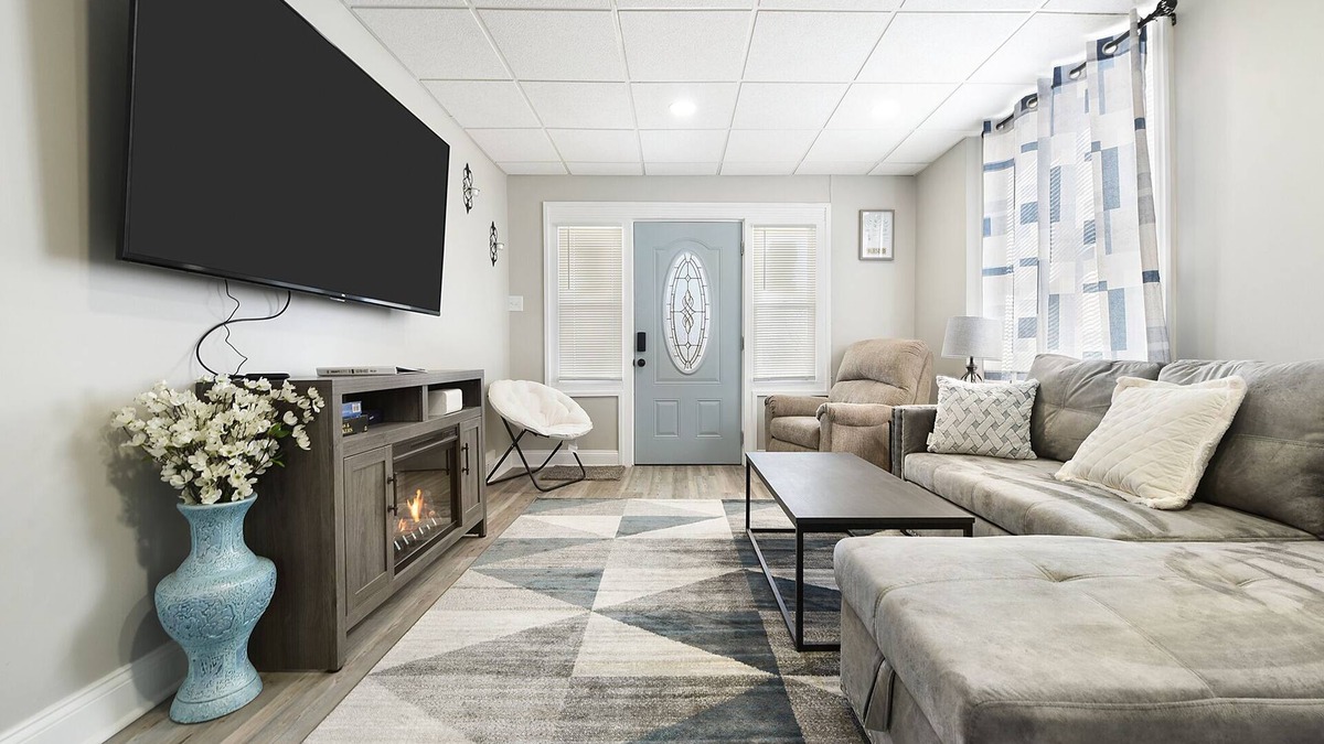 Pittsburgh House | Inclination Vacation: Renovated Luxe 5BR/3.5BA Home, 8 mins to Downtown