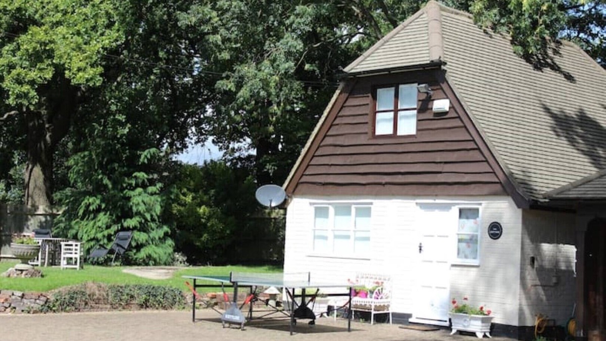 Cookham Dean Cottage | Inclusive, child-friendly, dogs welcome, garden area, near pubs/river/golf