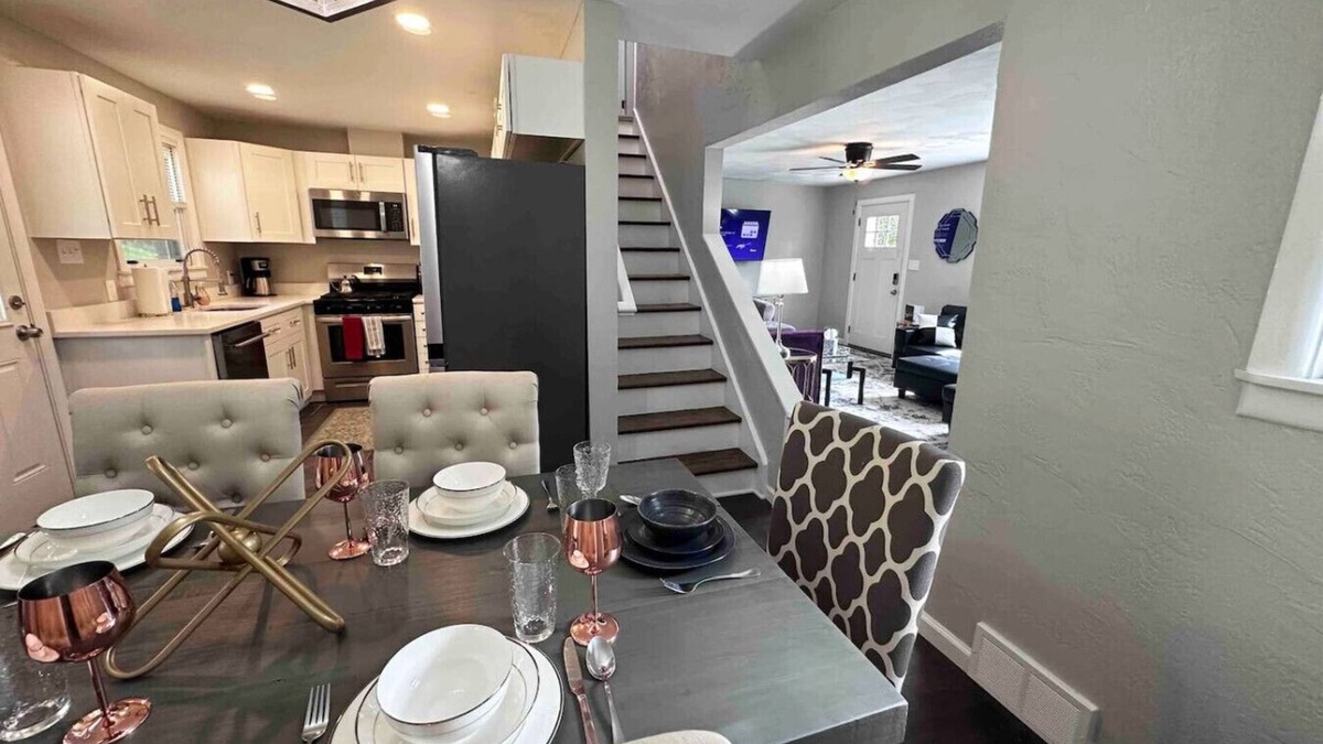 Bethel Park House | Incredible 5 bed 2 bath w/HOT TUB close to Pitt