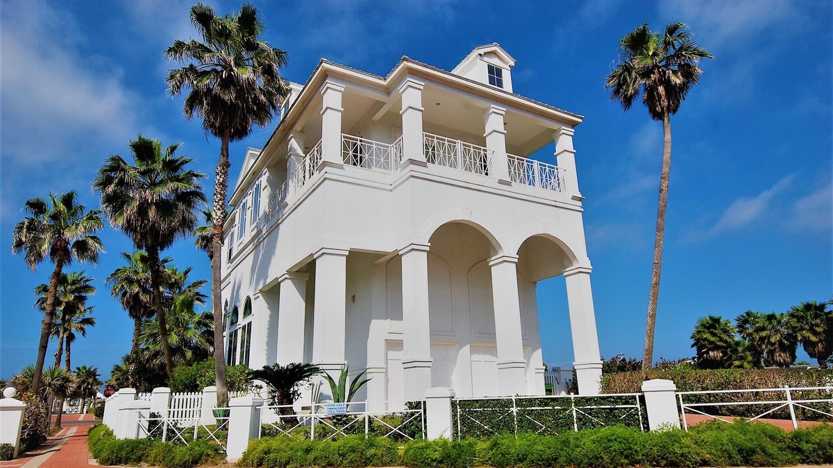 The Shores House | Incredible Beach House with Pool! Short safe walk to the beach, Family Area