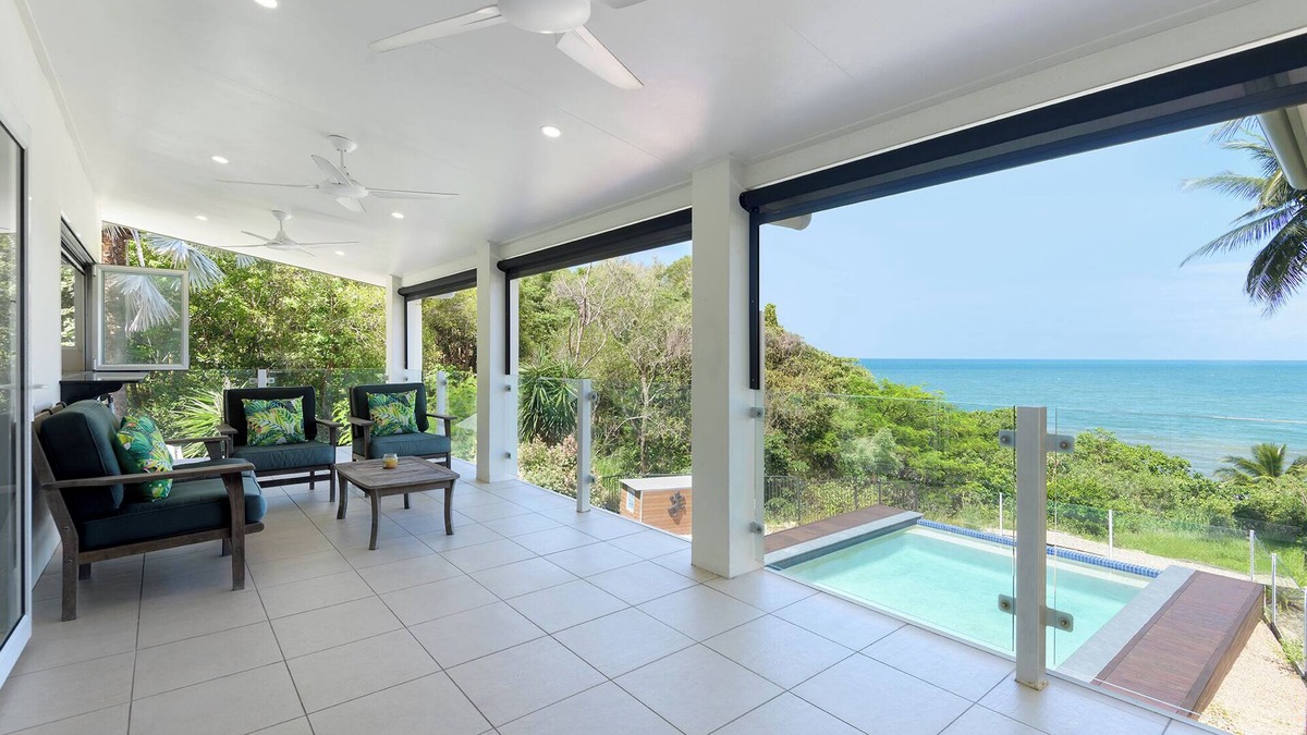 Oak Beach House | Incredible Beachfront home, 10 min to Port Douglas