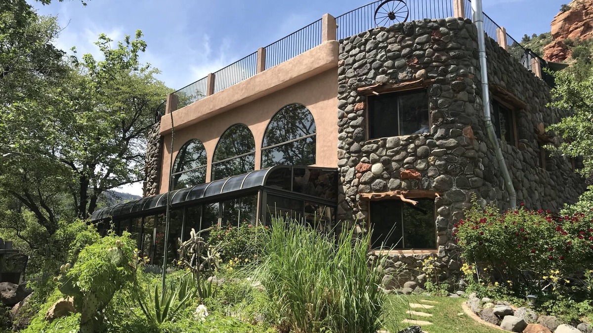 Sedona House | Incredible crazy cool canyon crib Spectacular views from grass rooftop hot tub!