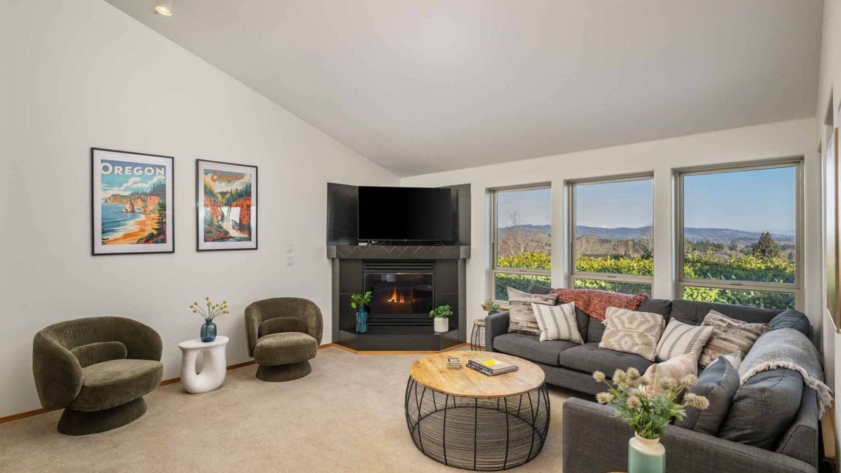 Dundee House | Incredible Dundee Hills Escape, Pet Friendly, Hot Tub, Covered Deck, Walk to Park, Food, and Wine