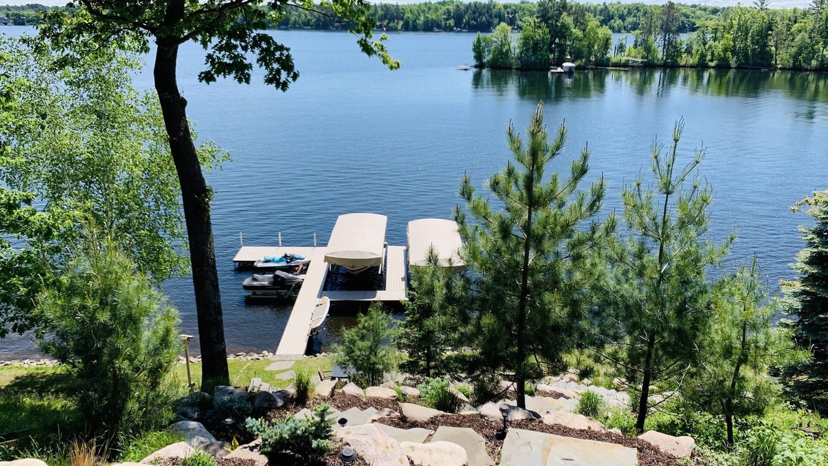 Lake Shore Cabin | Incredible Gull Lake Views - Close to Everything