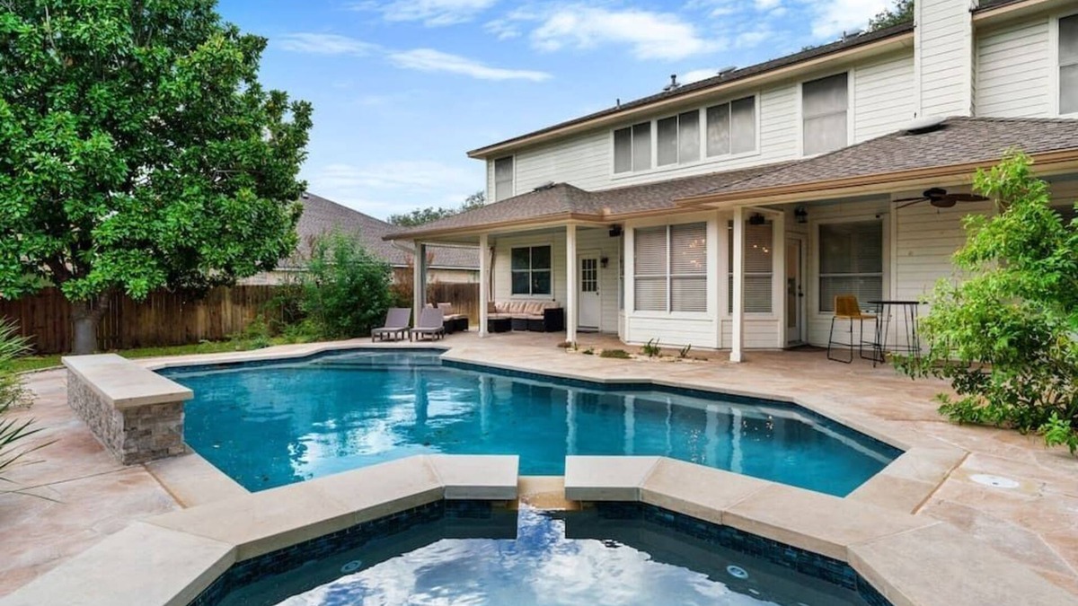 Pflugerville House | Incredible Heated Pool/HotTub! Gameroom-Movieroom!