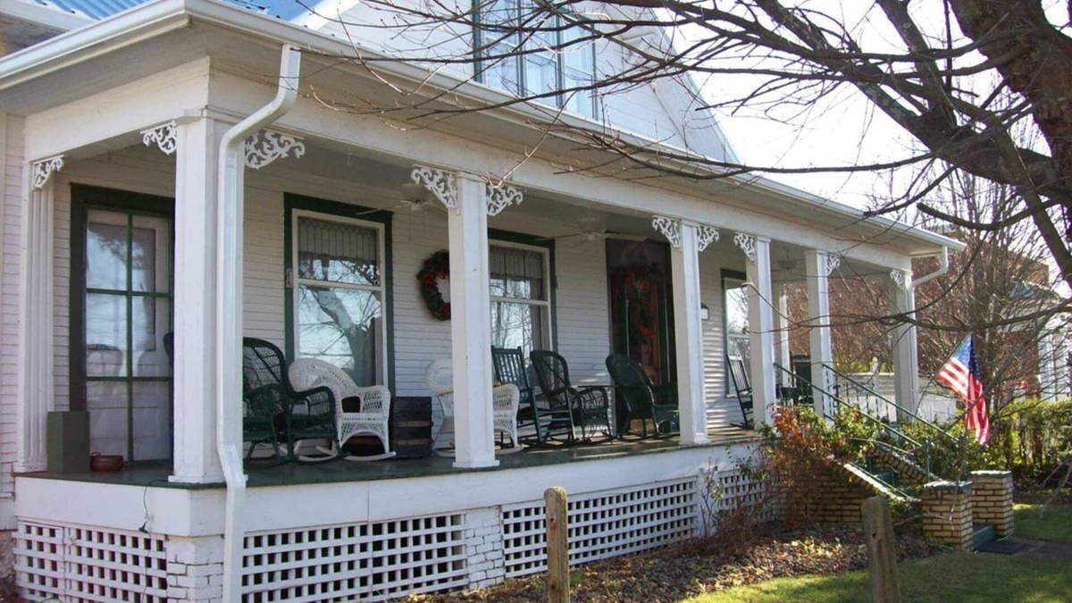 Ducktown Bed & Breakfast | Incredible Historic 6Br 7 Ba Home in Downtown.