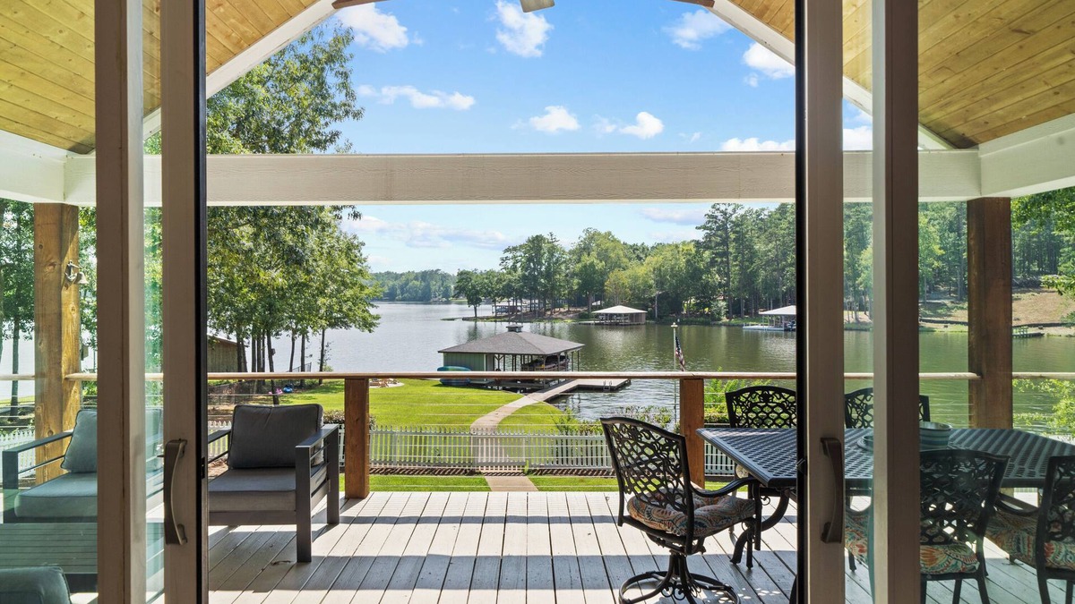 Eatonton House | Incredible Lakefront Sunsets at the completely renovated Paradise Pointe