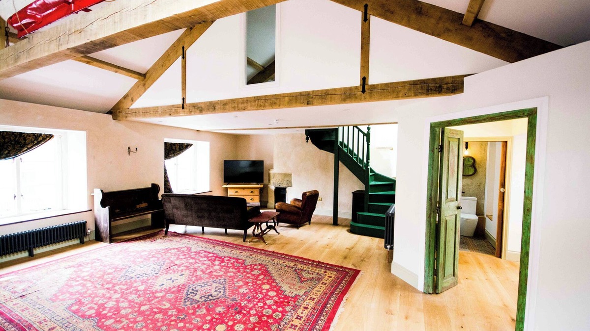 Crewkerne Apartment | Incredible loft apartment with everything. Full service option.
