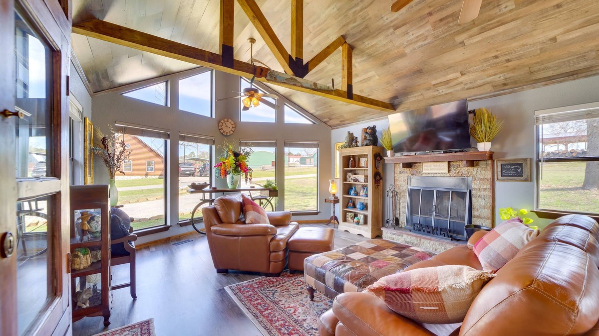 Vian Cabin | Incredible Log Home: 1 Mile from Lake Tenkiller