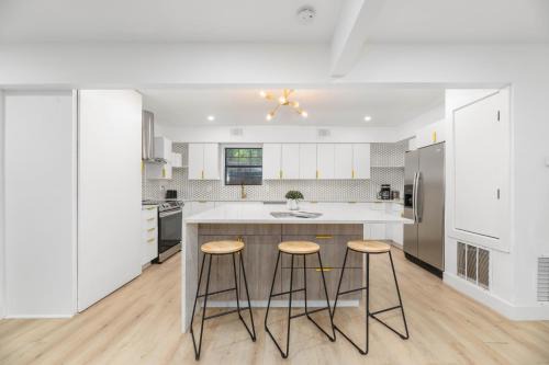 Dallas House | Incredible Modern 4 Bedroom