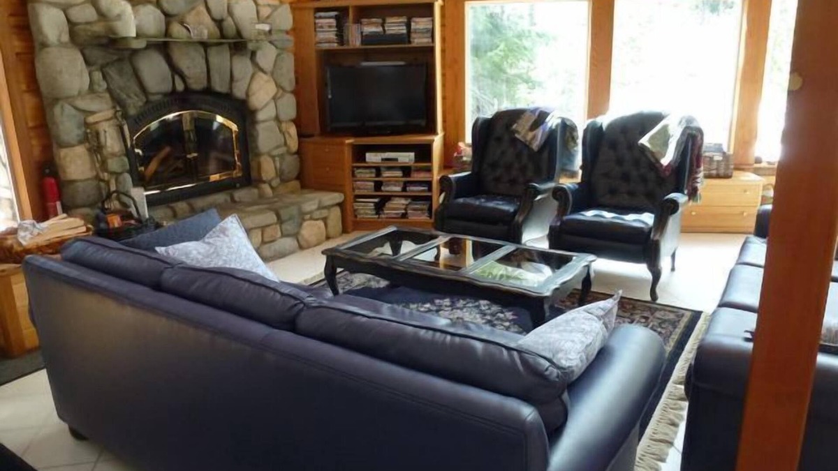 Mazama House | Incredible Mountain Log Home on Methow River