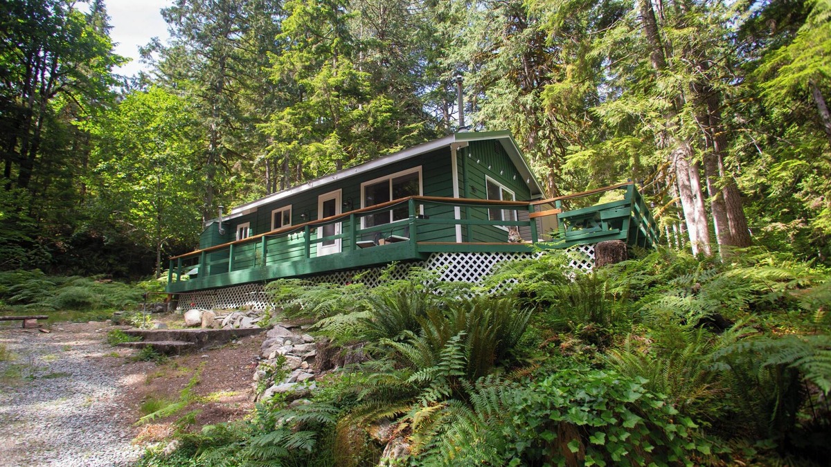 Marblemount Cabin | Incredible mountain views, off grid cottage sleeps 4