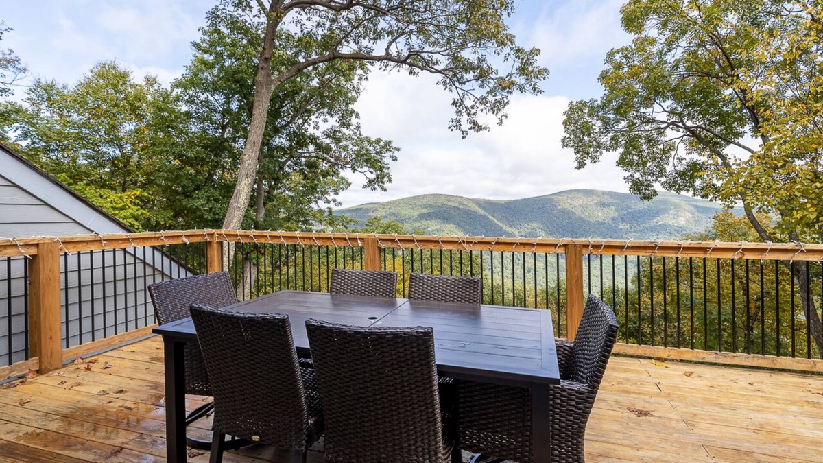 Pedlars Edge House | Incredible Mountain Views - Modern Four Bedroom Home - Five Minute Walk to Slope