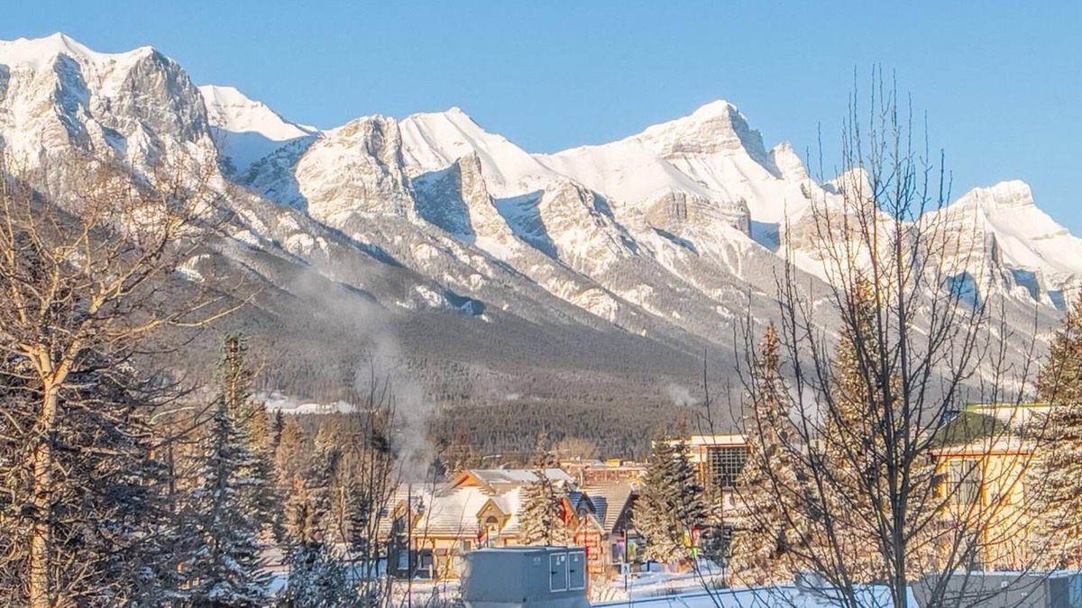 Cougar Creek House | Incredible Mountain View Townhouse Sleep 6 PPL in DT Canmore w/AC & UG Parking