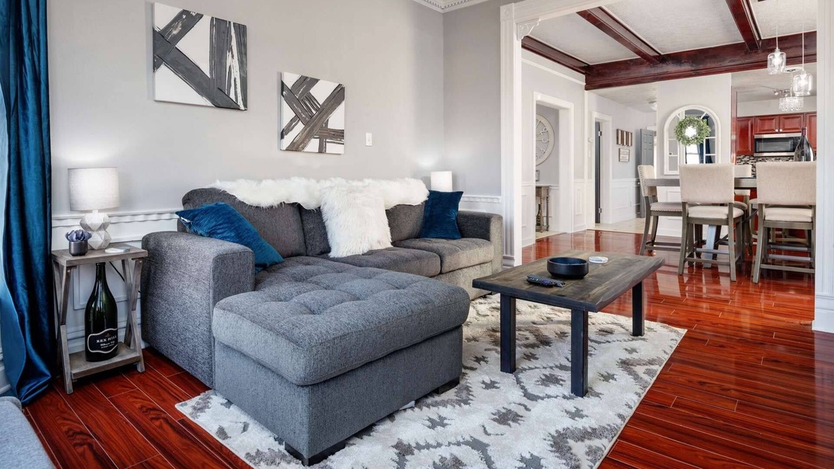 Gladstone House | Incredible Restored Victorian, *Pet Friendly*, 2 Blocks To Park and River, Fenced Backyard, BBQ
