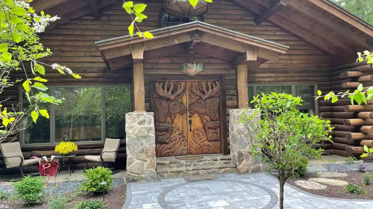 North Egremont Cabin | Incredible Ski Lodge - 7500 Square ft - Log Cabin - Moose Lodge