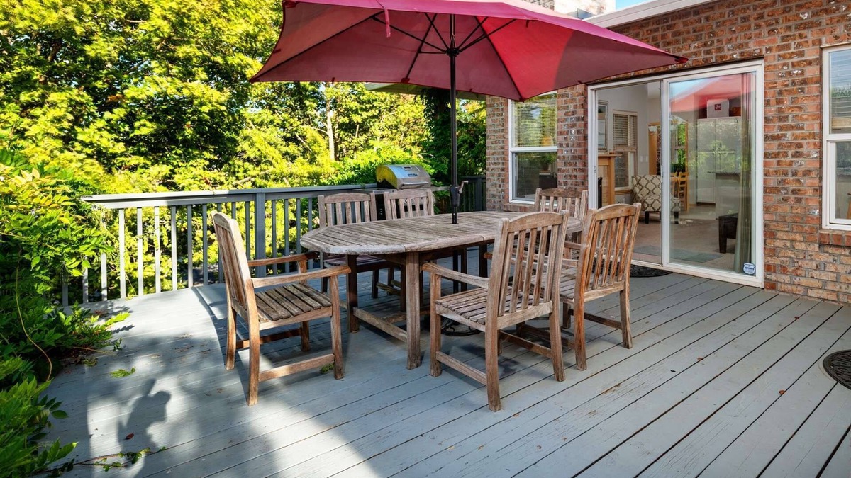 Beaverton House | Incredible Suburban Escape, Open Floor Plan With Wooded Patio, 20 Min to Downtown, Close 2 Vineyards