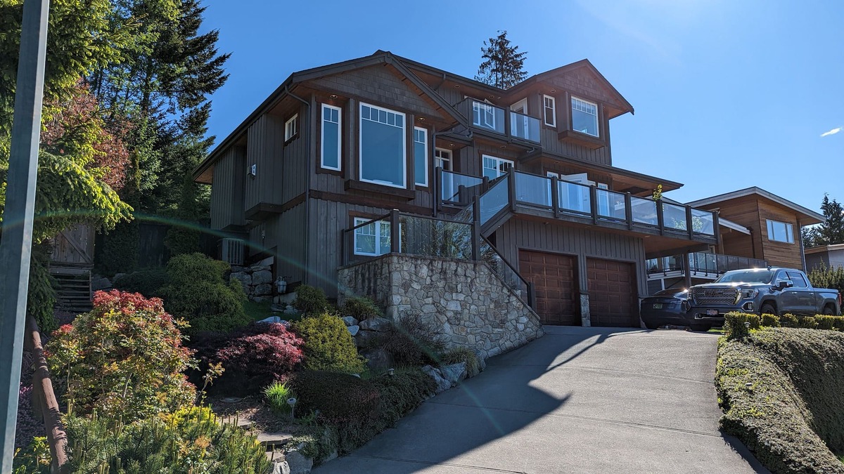 Garibaldi Highlands House | Incredible views in Mountain biking paradise, Squamish BC available Nov / Dec.