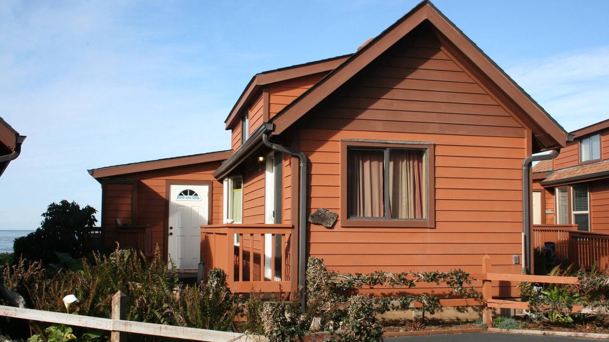 Smith River Cottage | Incredible White Water view! Gorgeous sunsets! Jacuzzi on deck/2 Flat screen TVs
