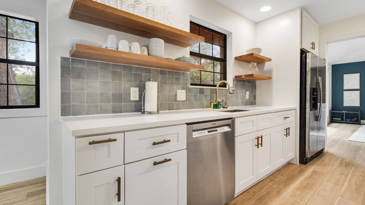 Austin House | Incredibly spacious home dog-friendly with W/D, kitchen, grill, patio, & games