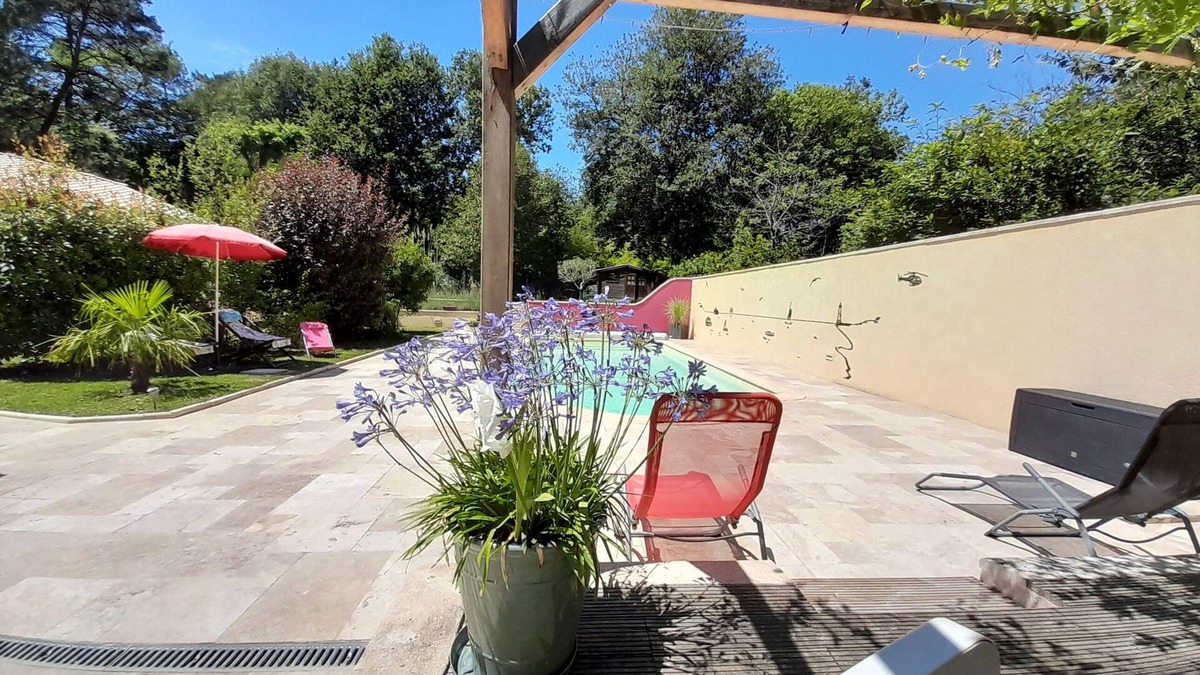 Saint-Sauveur Bed & Breakfast | Independent room with swimming pool
