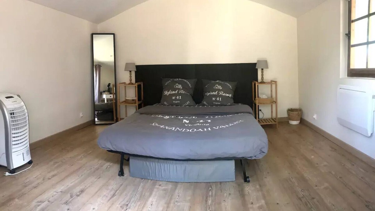 Seillons-Source-d'Argens Bed & Breakfast | Independent, cosy room with pool access