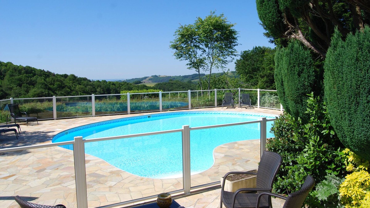 Boisset House | Independant, comfortable gîte for 6 to 10 people, large garden and swimming pool