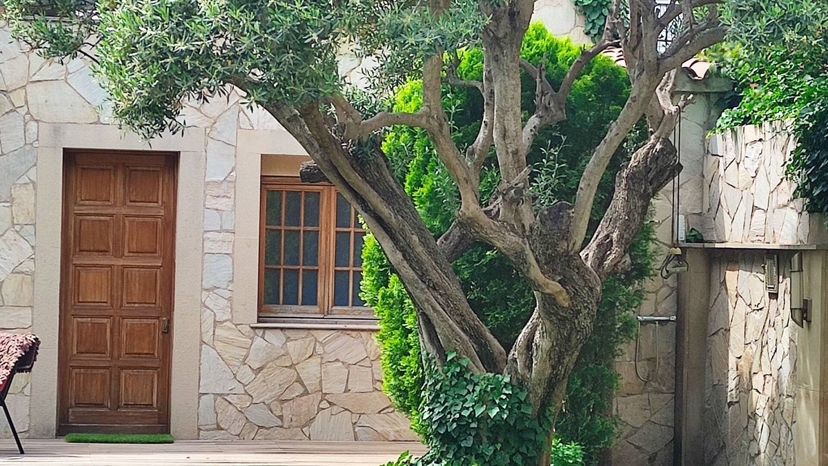 El Prat de Llobregat House | Independent lodging with exit to the garden. Close to airport, subway and train.