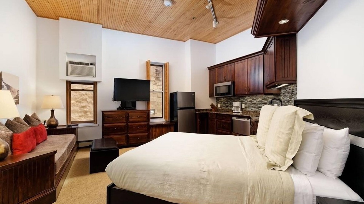 Downtown Hotel | Independence Square 210 | Beautiful Studio with Kitchenette, Great Location in Downtown Aspen