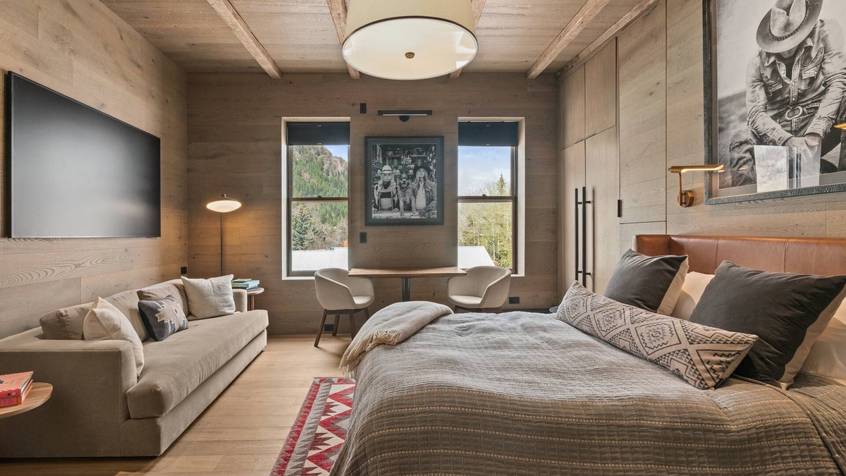 Aspen Hotel | Independence Square 301 | Great Hotel Room with Excellent Location & Rooftop Hot Tub